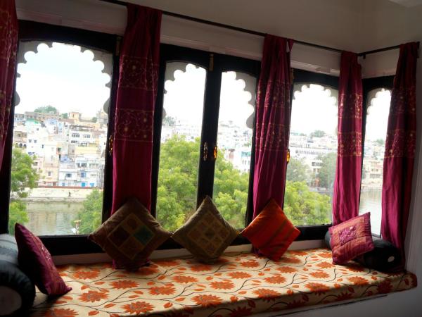 Karohi Haveli - A Heritage Hotel : photo 3 de la chambre chambre super de luxe ou lits jumeaux - vue sur lac