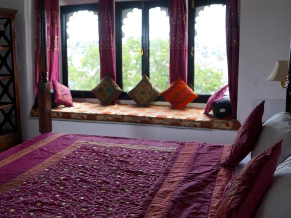 Karohi Haveli - A Heritage Hotel : photo 2 de la chambre suite palace - vue sur lac