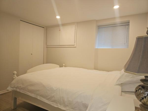 John's House in Vancouver West : photo 2 de la chambre chambre lit queen-size avec salle de bains commune