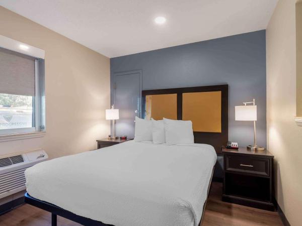 Extended Stay America Select Suites - Charlotte - Tyvola Rd - Executive Park : photo 1 de la chambre studio de luxe avec 1 lit queen-size - non-fumeurs