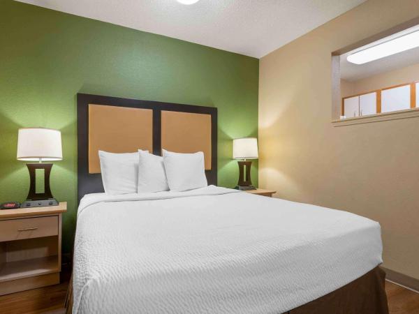 Extended Stay America Suites - Houston - Northwest - Hwy 290 - Hollister : photo 1 de la chambre studio de luxe avec 1 lit queen-size - non-fumeurs