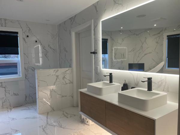 Superior Master King Ensuite Near Horseshoe Fall : photo 7 de la chambre chambre lit king-size avec baignoire spa
