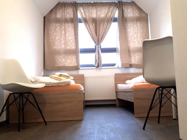 Jugendherberge Innsbruck - Youth Hostel : photo 9 de la chambre chambre lits jumeaux avec salle de bains privative