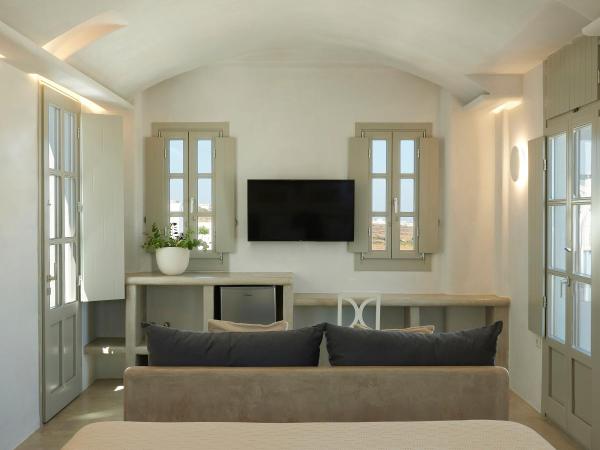 Danae Suites Santorini : photo 10 de la chambre suite supérieure avec bain à remous extérieur - vue sur mer