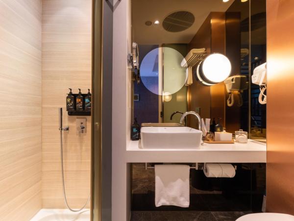 Dash Living on Queen's : photo 6 de la chambre chambre lit king-size premier