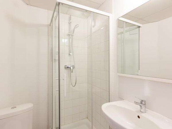 hotelF1 Rungis Orly : photo 7 de la chambre chambre cabrio avec salle de bains privative