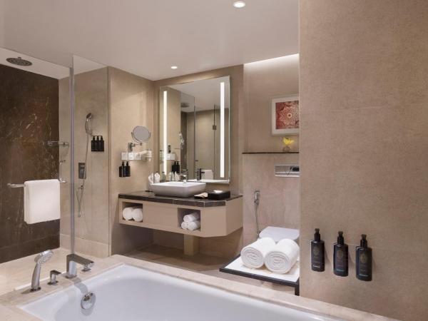 Grand Mercure Agra - An Accor Brand : photo 3 de la chambre suite junior avec un lit double