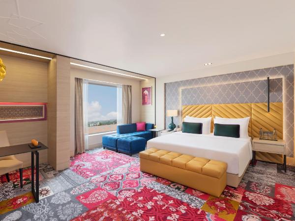 Grand Mercure Agra - An Accor Brand : photo 2 de la chambre suite junior avec un lit double