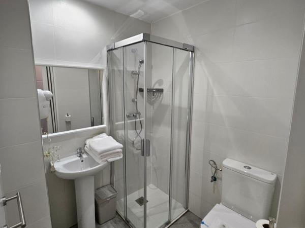HOSTAL FONCALADA : photo 4 de la chambre chambre double avec salle de bains privative