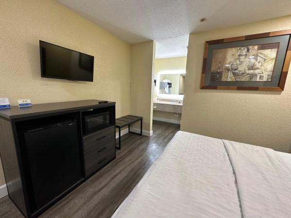 Rodeway Inn & Suites Hwy 290 NW : photo 1 de la chambre chambre lit king-size - fumeurs