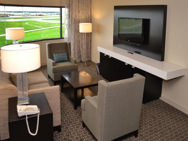 DoubleTree by Hilton Hotel Houston Hobby Airport : photo 1 de la chambre suite lit king-size