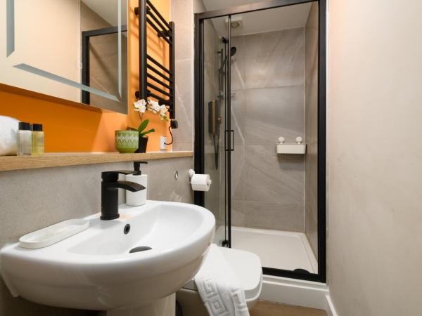 Benjamin Suite by Koya Homes - 5 mins to City I Elegant I Free Parking I 3BR : photo 1 de la chambre appartement supérieur