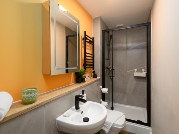 Benjamin Suite by Koya Homes - 5 mins to City I Elegant I Free Parking I 3BR : photo 2 de la chambre appartement supérieur