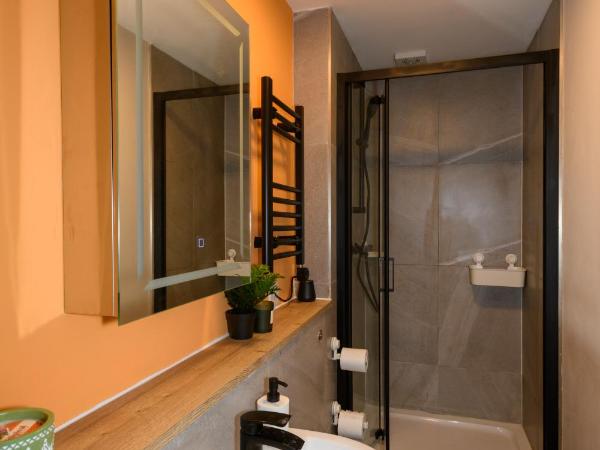 Benjamin Suite by Koya Homes - 5 mins to City I Elegant I Free Parking I 3BR : photo 3 de la chambre appartement supérieur