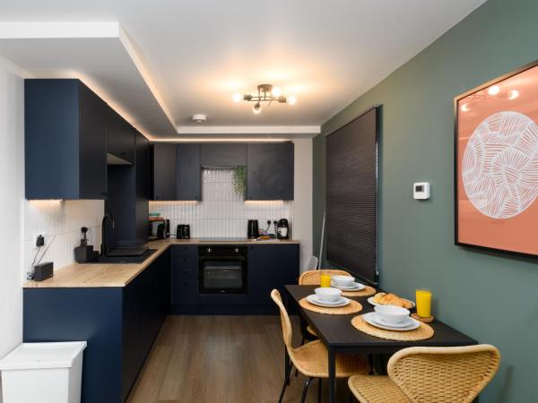 Benjamin Suite by Koya Homes - 5 mins to City I Elegant I Free Parking I 3BR : photo 6 de la chambre appartement supérieur