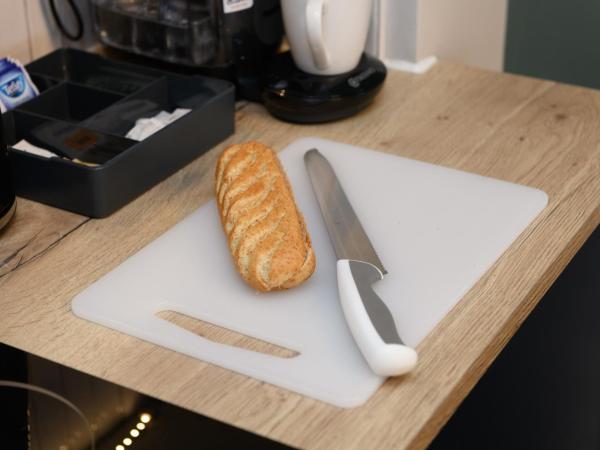 Benjamin Suite by Koya Homes - 5 mins to City I Elegant I Free Parking I 3BR : photo 10 de la chambre appartement supérieur