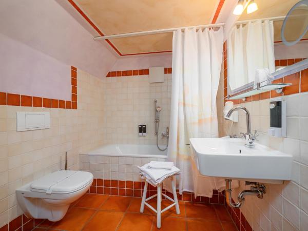Ristorante e Pensione La Campagnola : photo 2 de la chambre chambre double avec salle de bains privative