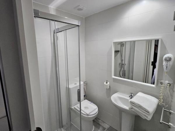 HOSTAL FONCALADA : photo 6 de la chambre chambre double avec salle de bains privative