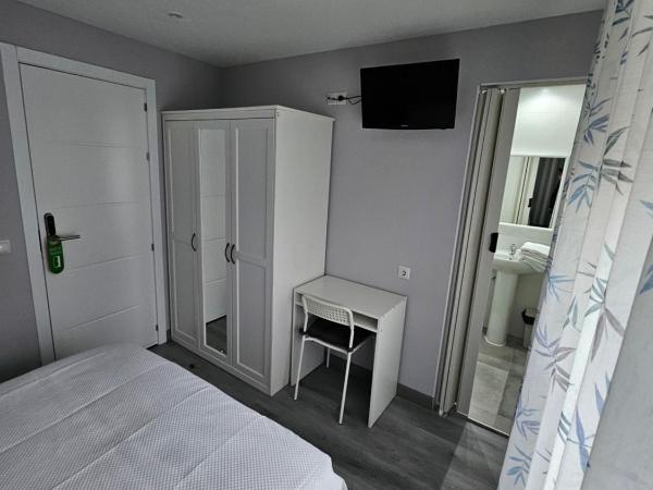 HOSTAL FONCALADA : photo 7 de la chambre chambre double avec salle de bains privative