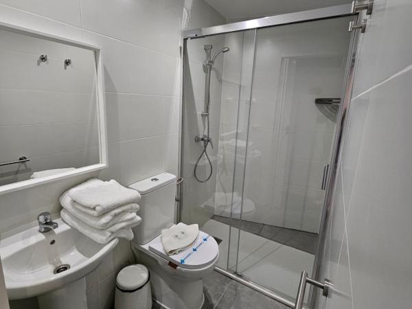 HOSTAL FONCALADA : photo 10 de la chambre chambre double avec salle de bains privative