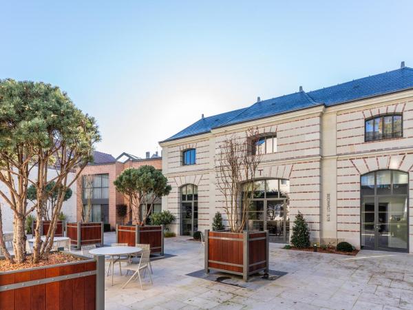 Les Trésorières : photo 1 de la chambre chambre deluxe - vue sur jardin (annexe « l'orangerie »)