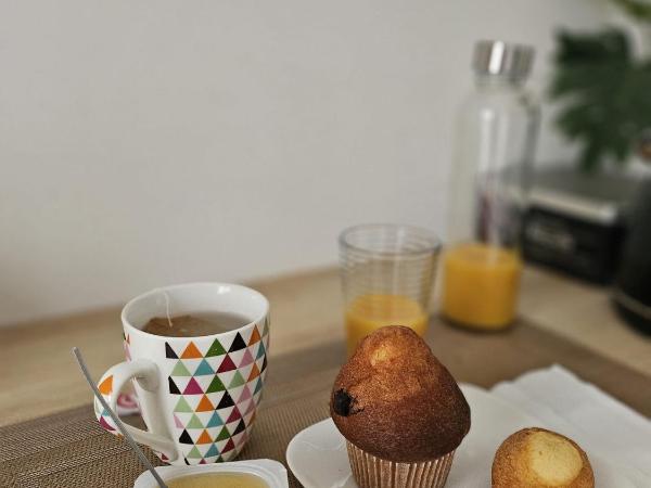 Chambre indépendante, privée climatisée avec parking : photo 1 de la chambre chambre double avec salle de bains privative