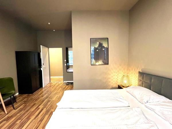 N8 ROOMS - by Leipzig Suites : photo 9 de la chambre chambre triple avec salle de bains privative