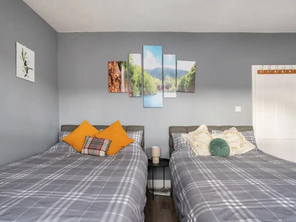 Hatton Homes - Thackeray Avenue : photo 1 de la chambre chambre quadruple avec salle de bains commune