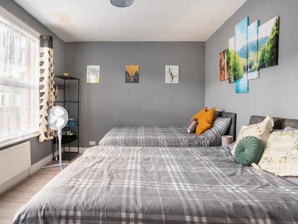 Hatton Homes - Thackeray Avenue : photo 5 de la chambre chambre quadruple avec salle de bains commune