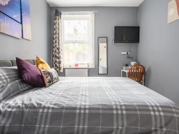 Hatton Homes - Thackeray Avenue : photo 4 de la chambre chambre double avec salle de bains commune