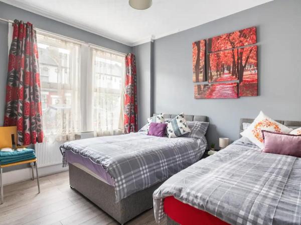Hatton Homes - Thackeray Avenue : photo 3 de la chambre chambre quadruple avec salle de bains commune