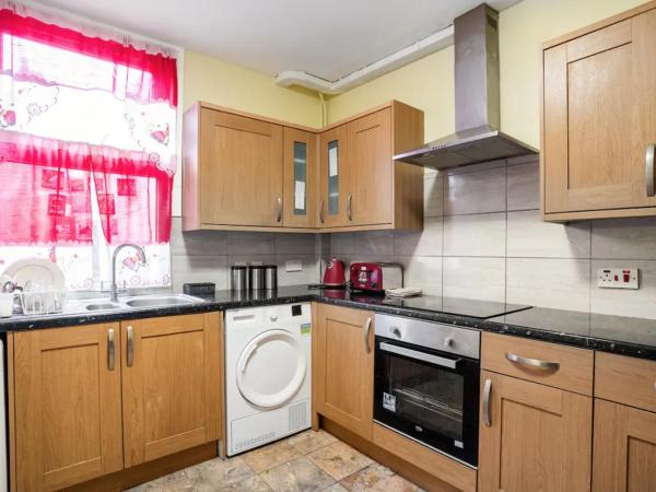 Hatton Homes - Thackeray Avenue : photo 7 de la chambre chambre quadruple avec salle de bains commune