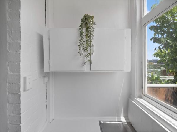 Sydney Pod Hotel - Potts Point : photo 3 de la chambre mixed pod twin room with harbour view