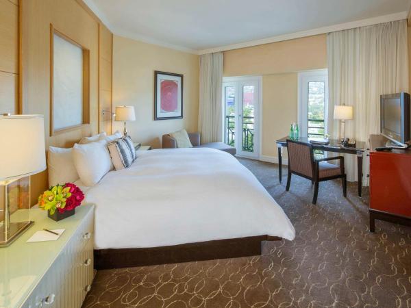 Hotel Sofitel Los Angeles at Beverly Hills : photo 1 de la chambre chambre lit king-size de luxe - vue sur colline d'hollywood