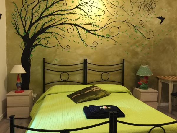 I Tre Arcangeli LT : photo 3 de la chambre chambre double ou lits jumeaux avec salle de bains privative externe