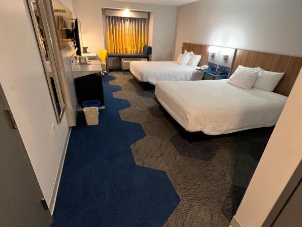 Microtel Inn & Suites by Wyndham Charlotte/Northlake : photo 2 de la chambre 2 queen beds, mobility accessible, bathtub w/ grab bars, non-smoking