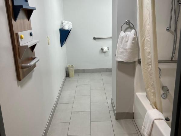 Microtel Inn & Suites by Wyndham Charlotte/Northlake : photo 3 de la chambre 2 queen beds, mobility accessible, bathtub w/ grab bars, non-smoking