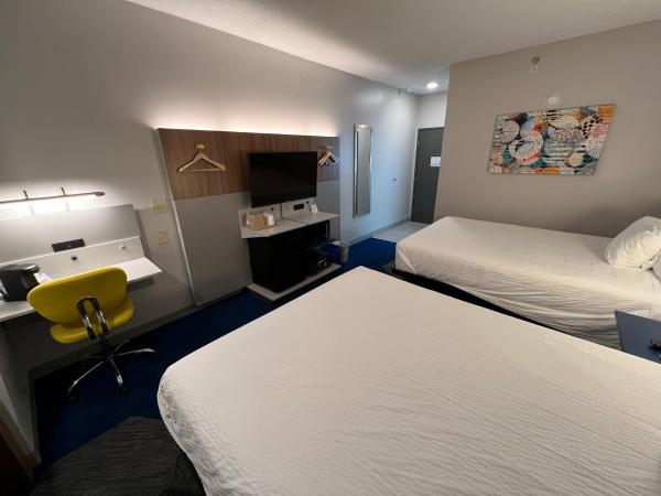 Microtel Inn & Suites by Wyndham Charlotte/Northlake : photo 2 de la chambre chambre standard avec 2 lits queen-size - non-fumeurs