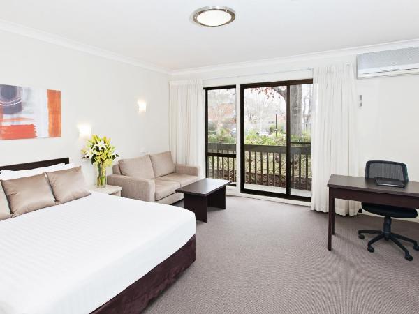ibis Styles Canberra Tall Trees : photo 4 de la chambre chambre lit queen-size exécutive avec balcon