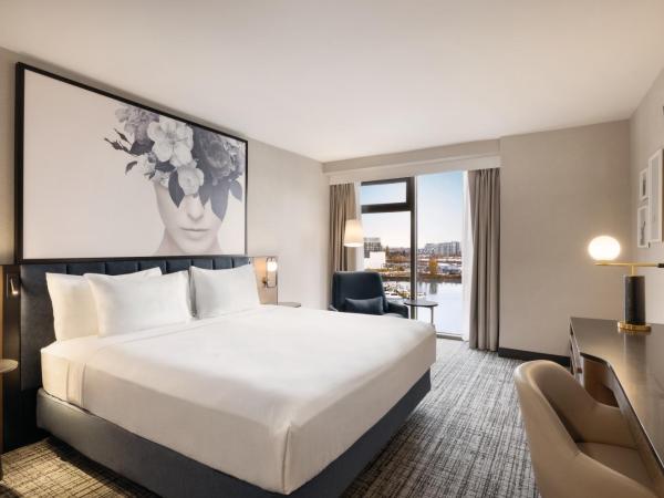 Radisson Blu Vancouver Airport Hotel & Marina : photo 4 de la chambre chambre lit king-size - vue sur port de plaisance - non-fumeurs