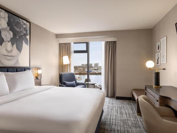 Radisson Blu Vancouver Airport Hotel & Marina : photo 5 de la chambre chambre lit king-size - vue sur port de plaisance - non-fumeurs
