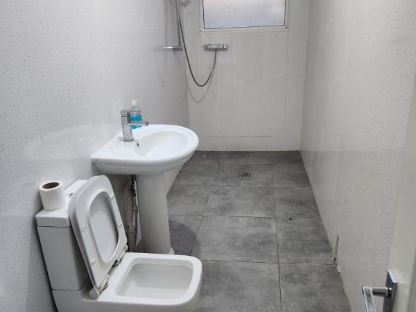 Monarch House : photo 2 de la chambre chambre double ou lits jumeaux avec salle de bains privative