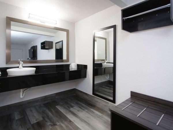 Motel 6 Houston, TX - Medical Center - NRG Stadium : photo 4 de la chambre chambre 2 lits queen-size - non-fumeurs