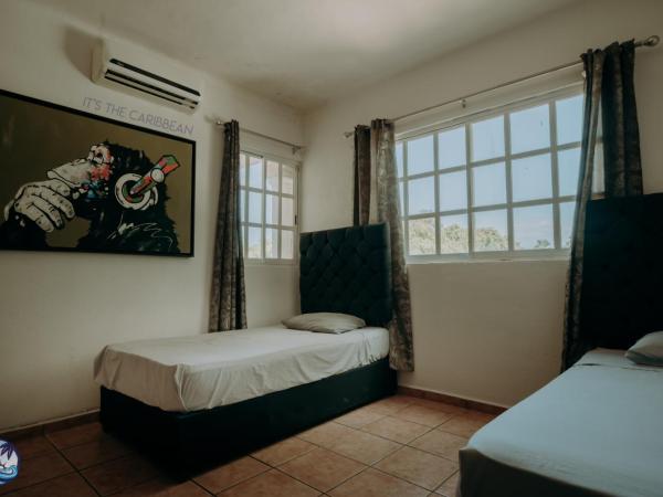 Cancun Getaway: Private Room, close to Dining and Nature Trail. : photo 1 de la chambre chambre lits jumeaux avec salle de bains privative