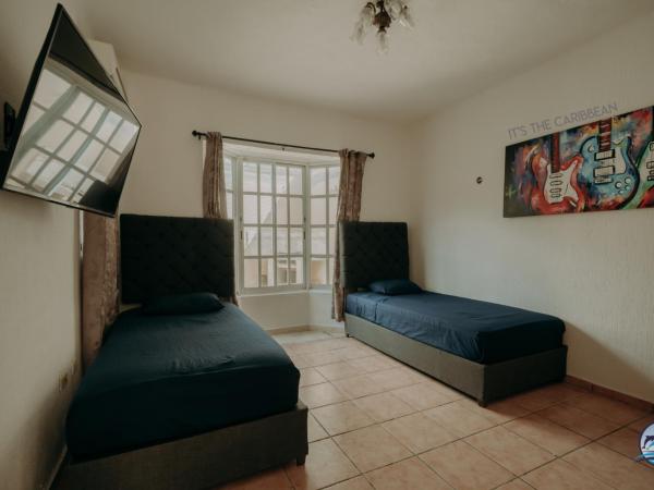 Cancun Getaway: Private Room, close to Dining and Nature Trail. : photo 2 de la chambre chambre lits jumeaux avec salle de bains privative