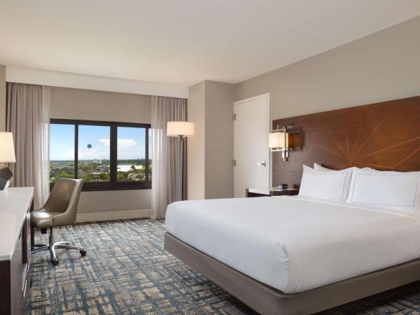 Hilton Orlando Lake Buena Vista - Disney Springs™ Area : photo 1 de la chambre chambre lit king-size - vue sur disney springs - accessible aux personnes à mobilité réduite