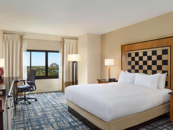 Hilton Orlando Lake Buena Vista - Disney Springs™ Area : photo 1 de la chambre chambre lit king-size avec baignoire - accessible aux personnes à mobilité réduite