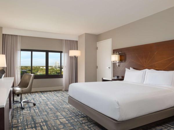 Hilton Orlando Lake Buena Vista - Disney Springs™ Area : photo 2 de la chambre chambre lit king-size avec baignoire - accessible aux personnes à mobilité réduite