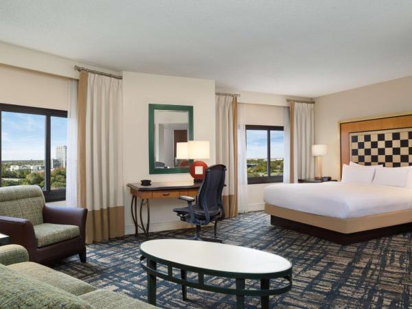 Hilton Orlando Lake Buena Vista - Disney Springs™ Area : photo 1 de la chambre suite lit king-size avec canapé-lit