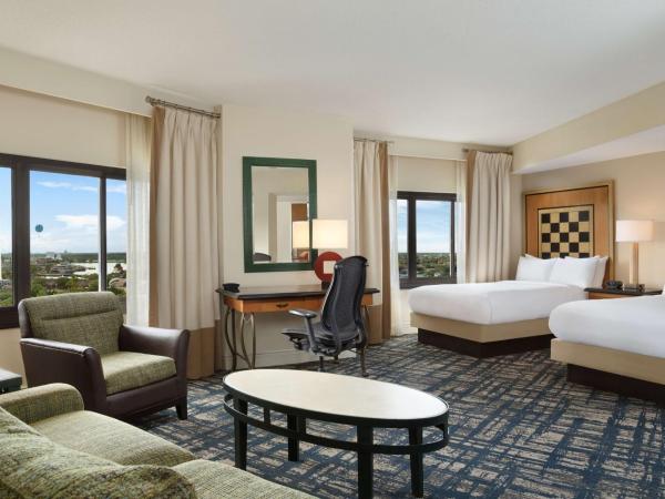 Hilton Orlando Lake Buena Vista - Disney Springs™ Area : photo 2 de la chambre suite avec 2 lits doubles et 1 canapé-lit